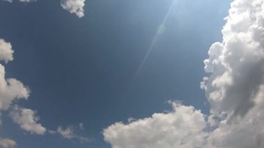 Mavi gökyüzünde hızla hareket eden güzel kümülüs bulutları. Zaman Uygulaması.