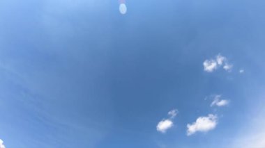 Küçük kümülüs bulutları güneşli bir günde mavi gökyüzünde hareket eder. Zaman Uygulaması.