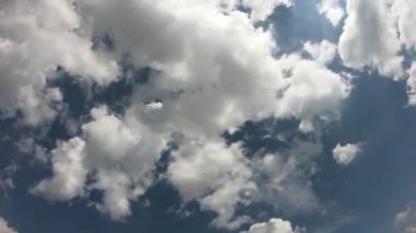 Mavi gökyüzünde hızla hareket eden güzel kümülüs bulutları. Zaman Uygulaması.