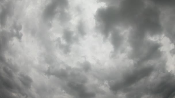 灰色の雲は空全体をあいまいにする 曇りの天気 タイムラプス — ストック動画