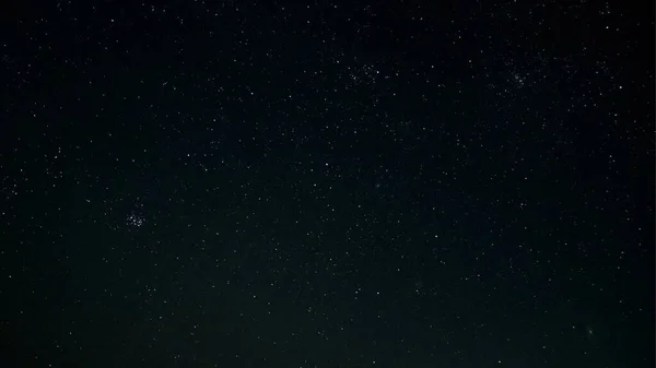 이빛나는 밤하늘을 배경으로 — 스톡 사진