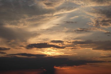 Dramatik gün batımı gökyüzü. Arkaplan olarak bulutlu gökyüzü.