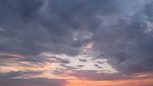 劇的な夕日の空 雲の多い空を背景に — ストック写真