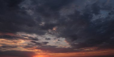 Dramatik gün batımı gökyüzü. Arkaplan olarak bulutlu gökyüzü.
