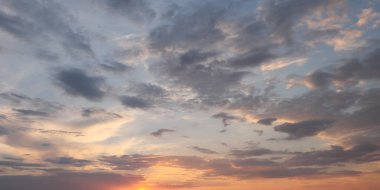 Dramatik gün batımı gökyüzü. Arkaplan olarak bulutlu gökyüzü.