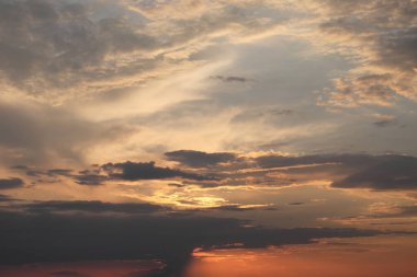 Dramatik gün batımı gökyüzü. Arkaplan olarak bulutlu gökyüzü.