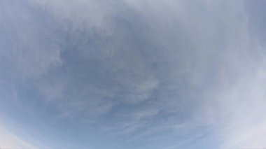 Dumanlı bulutlar gökyüzünde yavaşça hareket eder. Zaman Uygulaması.