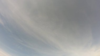 Dumanlı bulutlar gökyüzünde yavaşça hareket eder. Zaman Uygulaması.