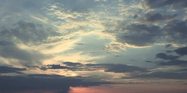 劇的な夕日の空 雲の多い空を背景に — ストック写真