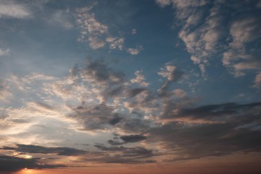 Dramatik gün batımı gökyüzü. Arkaplan olarak bulutlu gökyüzü.