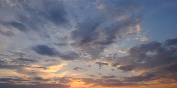 劇的な夕日の空 雲の多い空を背景に — ストック写真