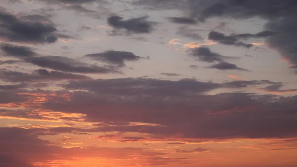 劇的な夕日の空 雲の多い空を背景に — ストック写真