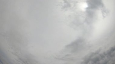 Gri bulutlar gökyüzünde yavaşça hareket eder. Hava bulutlu. Zaman Uygulaması.