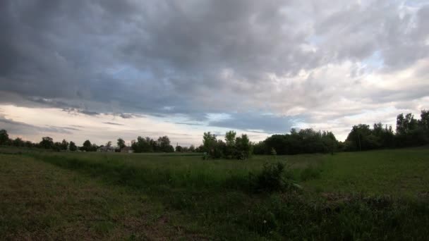 Las Nubes Lluvia Mueven Sobre Campo Cronograma — Vídeos de Stock