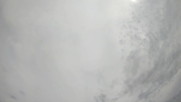 Les nuages gris se déplacent lentement à travers le ciel. Temps couvert. Temps écoulé .