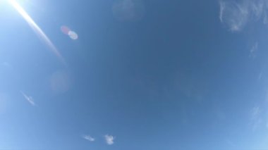 Açık mavi gökyüzü. Bulutların hareketi. Zaman Uygulaması.