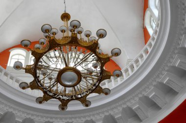 Chernihiv tren istasyonunda büyük bir avize..