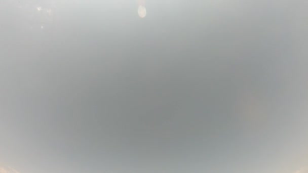 Les nuages se déplacent rapidement dans le ciel au printemps. Temps écoulé .