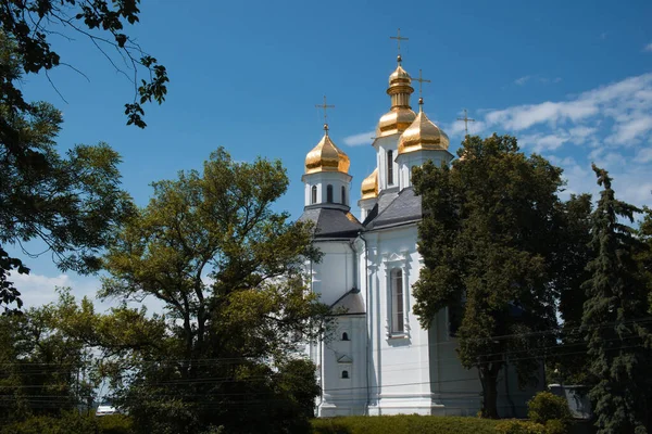 Catherine Kilisesi. Ukrayna 'nın Chernigov kentindeki Ortodoks Kilisesi, ulusal öneme sahip mimari bir anıt. Kazak Barok 'unun canlı bir örneği..