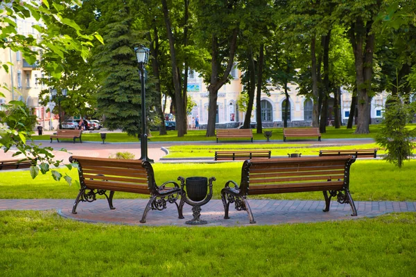 チェルニヒフの街の路地に空のベンチ — ストック写真