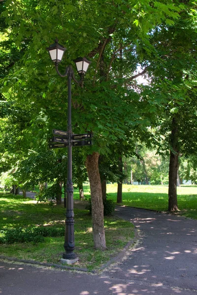 Uma Lanterna Antiga Com Sinais Estrada Centro Histórico Chernigov — Fotografia de Stock