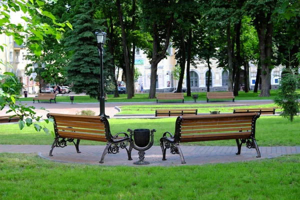 Bancos Vacíos Callejón Chernihiv — Foto de Stock