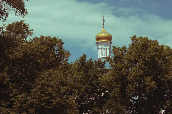 Cupola Della Chiesa Ortodossa Sopra Gli Alberi Cupola Oro Contro — Foto Stock