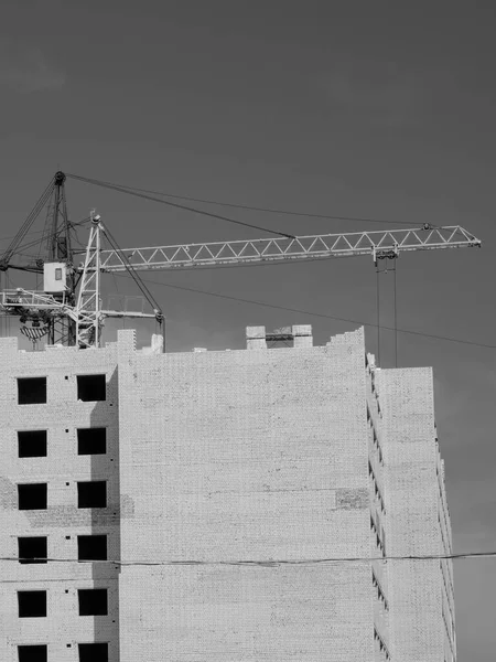 Żuraw Budowlany Nad Niedokończonym Budynkiem Budowa Budynku — Zdjęcie stockowe