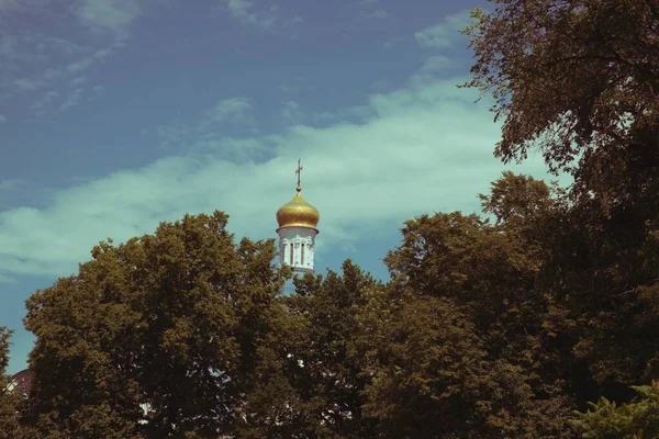 Cupola Della Chiesa Ortodossa Sopra Gli Alberi Cupola Oro Contro — Foto Stock