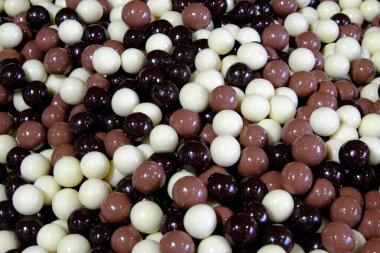 Arkaplan olarak renkli şekerler yığını. Şekere yakın çekim.