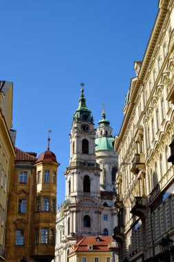 Prag caddesindeki eski kule saatinin görüntüsü.