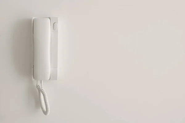 Telefone Branco Numa Parede Branca Espaço Cópia — Fotografia de Stock