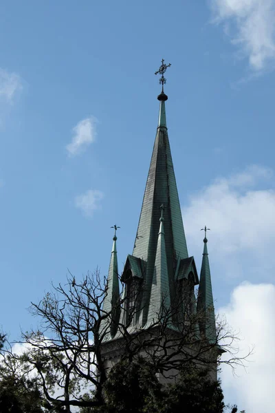 Die Kirchturmspitze Der Christlichen Kirche Mit Einem Kreuz Auf Blauem — Stockfoto