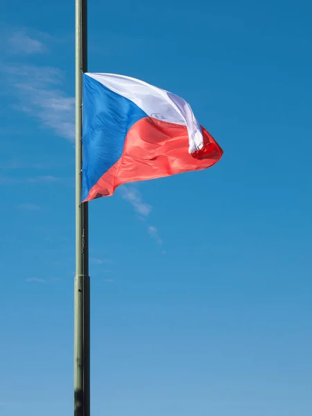 Uma Bandeira Checa Baixada Flutua Vento — Fotografia de Stock