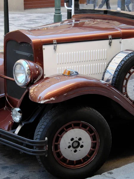 Wiel Een Fragment Van Voorkant Van Een Vintage Auto — Stockfoto