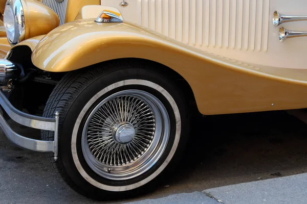 Колесо Фрагмент Переднього Кінця Старовинного Автомобіля — стокове фото