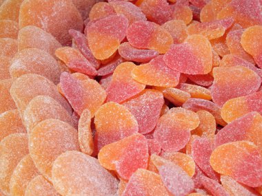 Arka plan olarak pembe marmelat yığını. Şekere yakın çekim.
