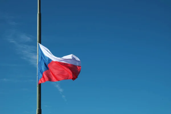 Опускающийся Чешский Флаг Развевается Ветру — стоковое фото