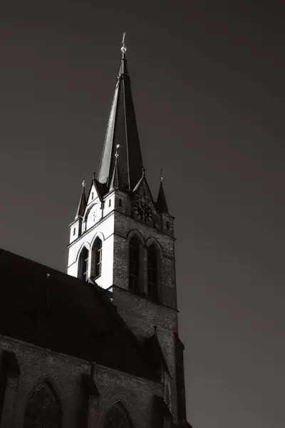 在一座基督教教堂的钟塔上安装尖塔 黑白图像 — 图库照片
