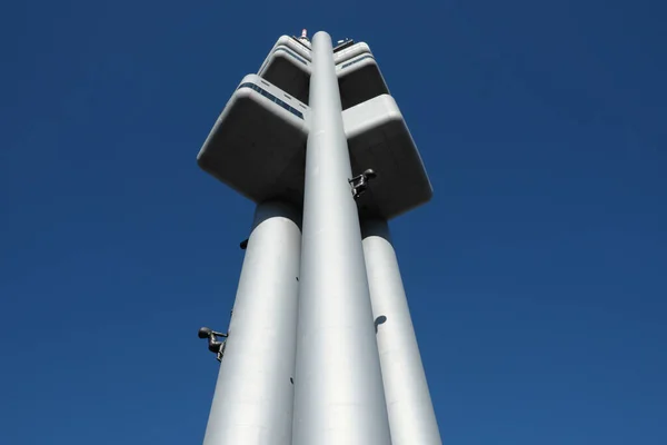 Zizkov Televisie Toren Tegen Blauwe Lucht Uitzicht Van Onderen — Stockfoto