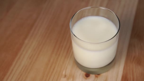 Runde Haferkekse Fallen Auf Einen Holztisch Neben Einem Glas Milch — Stockvideo