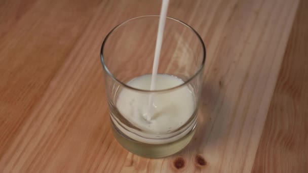 Hafermilch Füllt Ein Glas Auf Einem Holztisch Die Verwendung Von — Stockvideo