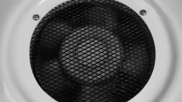Чорні Пилові Лопаті Вентиляторів Починають Обертатися Поступово Збільшують Швидкість Білому — стокове відео