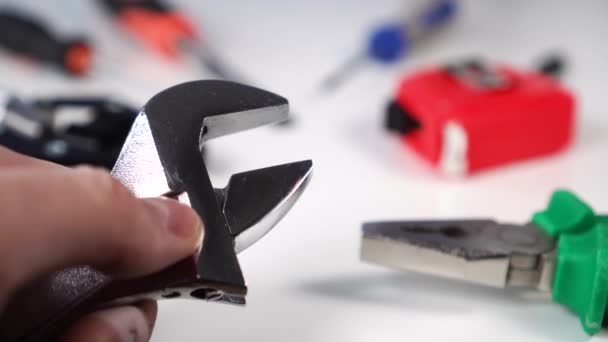 Die Hand Eines Werkzeugmechanikers Stellt Einen Glänzenden Verstellbaren Schraubenschlüssel Für — Stockvideo