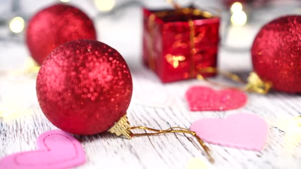 Decoraciones Del Árbol Navidad Una Mesa Madera Blanca Bolas Rojas — Vídeos de Stock