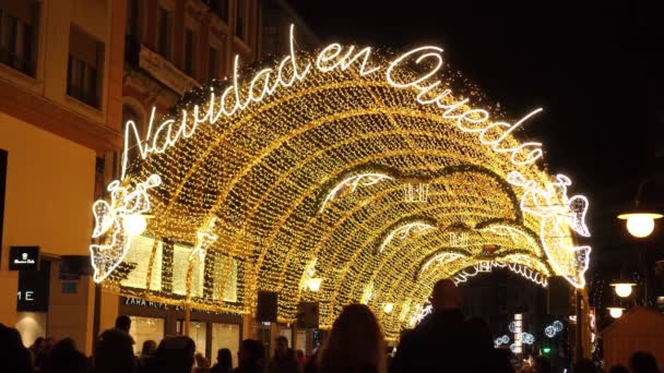 Oviedo Espanha 2019 Pessoas Noite Passam Pelo Túnel Natal Brilhante — Vídeo de Stock