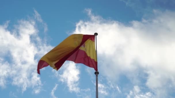 Sárga Vörös Spanyolország Zászló hullámzó ellen fényes kék ég fehér felhők