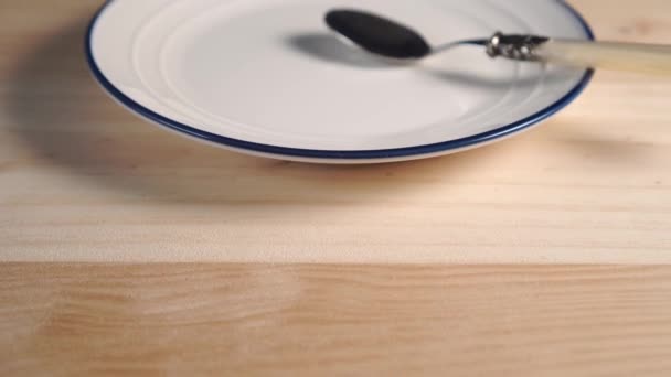 White Plate Blue Stripe Edge Close Dessert Spoon Wooden Background — ストック動画