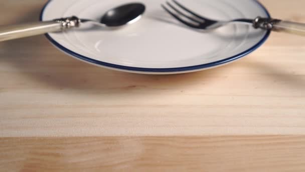 Assiette Blanche Avec Une Bande Bleue Autour Bord Sur Une — Video