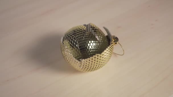 壊れた黄金のクリスマスボール 木面の回転 — ストック動画